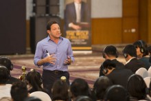  'SÓI GIÀ PHỐ WALL': KHỐI NGOẠI SỢ NHẤT TIỀN VIỆT BIẾN ĐỘNG