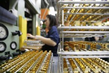 Đôla yếu lại kéo vàng lên đỉnh 2 tuần