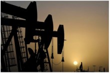 Dầu thô về đáy 18 năm, giá vàng tiếp tục giảm