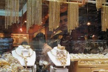 Giá vàng lên cao nhất gần 2 tháng