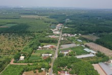 Speculative real estate prices fall but find few takers