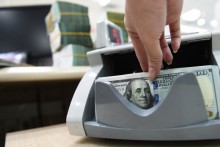 Dollar treads lightly against dong