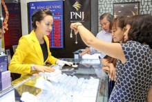 Vàng tăng giá, đôla ngân hàng đắt hơn thị trường tự do