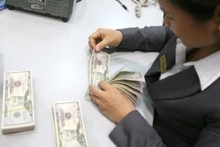 Central bank holds firm to exchange rate stabilising plan, ready to sell forex