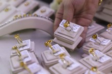 Gold prices drop