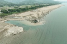 Lắp trạm bơm nước khẩn cấp vì sông Đà khô cạn