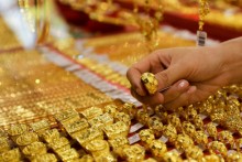 Gold trades in narrow range