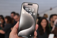 Many iPhone 15 versions sell out, huge demand delays deliveries