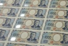 Yen drops to 10-month low compared to USD