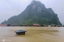 Hundreds of houses in Quang Binh Province’s Minh Hoa District are submerged in 0.5-4 meters of floodwaters and people have had to move to ‘floating’ houses.