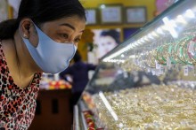 The price of gold rings is nearly 60 million VND per tael