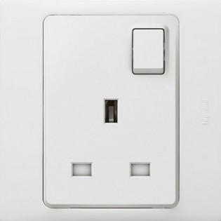 WHITE BS 13A SOCKET + SWITCH  